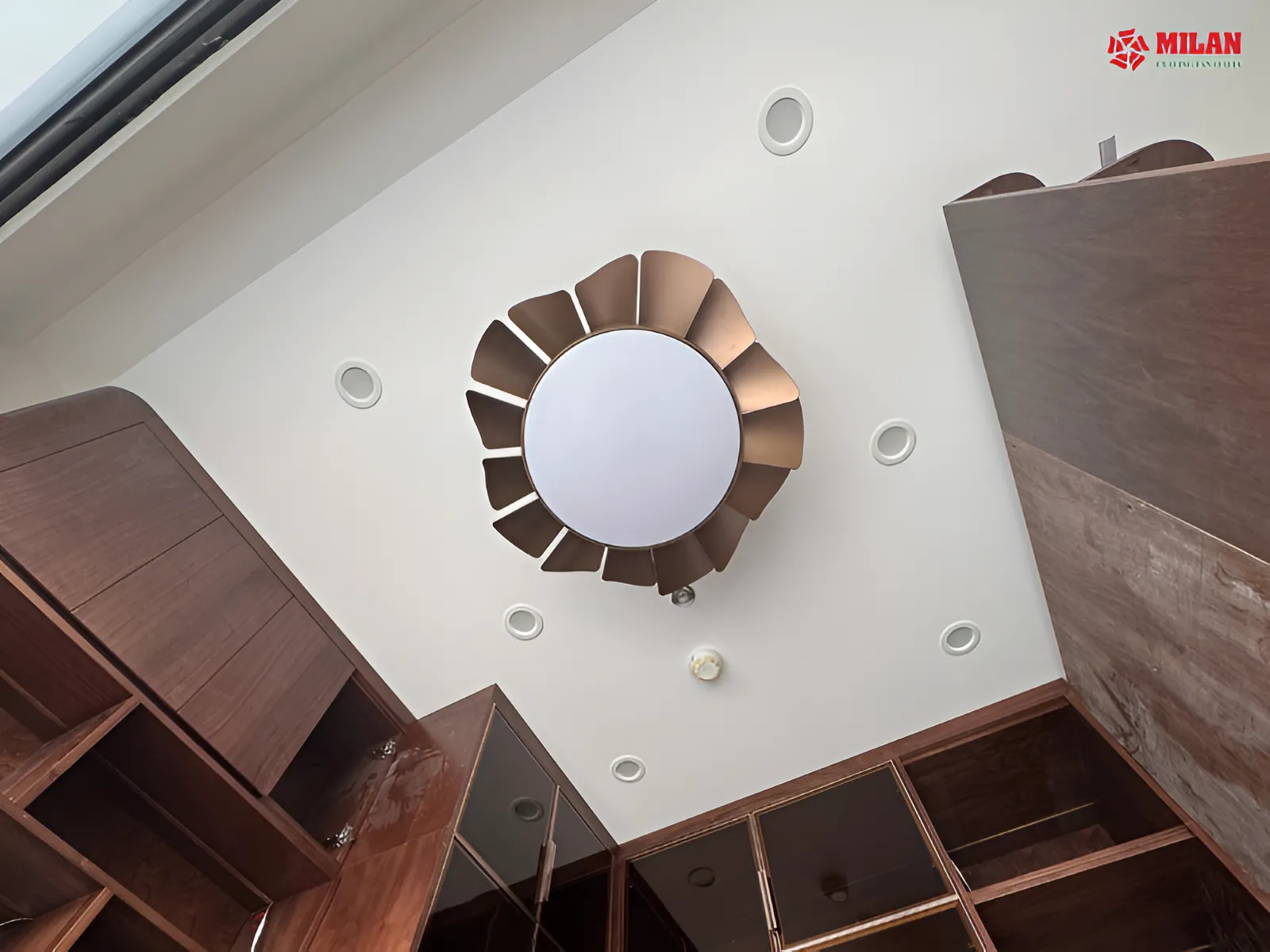 Quạt trần FY566 thiết kế 15 cánh ngắn độc đáo.